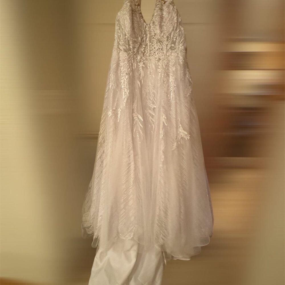 ✨ NWT David’s Bridal Floral Appliqué Halter Wedding Gown + Beaded Veil | $1,928 - Picture 4 of 14